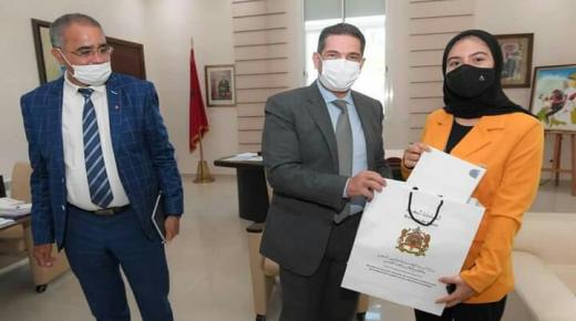 أمزازي يستقبل وصيفة بطل تحدي القراءة العربي بمقر الوزارة
