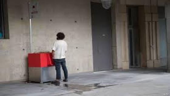 الشرطة تحقق في تبول صيدلاني أمام عمارة سكنية بأكادير