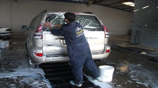 دورية ” لفتيت ” تغلق محلات غسل السيارات بالماء الصالح للشرب