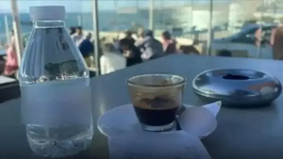 عناد صاحب مقهى يتحوّل إلى كارثة… حكم قضائي بـ4 ملايين سنتيم بسبب كوب ماء!