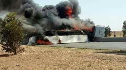 اندلاع حريق في شاحنة ” رموك ” بالطريق السيار
