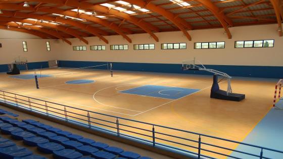مجانية القاعات المغطاة و ملاعب القرب