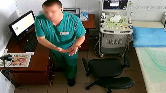 طبيب “خان القسم والأمانة” وصور مناطق حساسة لمرضاه وما فعله لاحقاً أكثر دناءة!