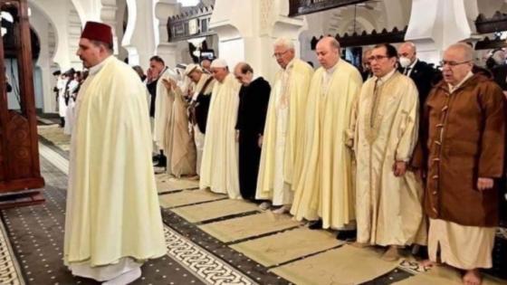 وزير الخارجية الجزائري يثير سخرية عارمة بلباس بدون هوية في صلاة عيد الفطر