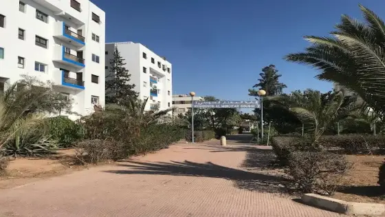 سكان إقامة المختار السوسي بأكادير يشتكون من احتلال الغرباء لمواقف السيارات