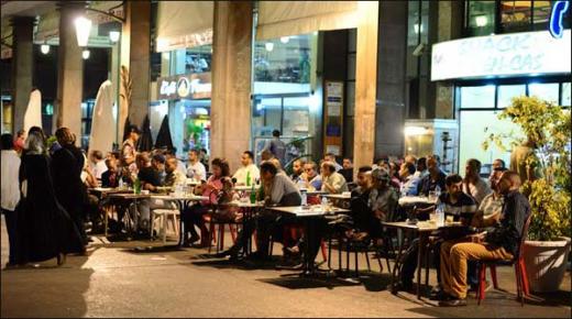 الحكومة تستعد لإعطاء الضوء الأخضر للمقاهي والمطاعم ومحلات الحلاقة لإعادة فتح أبوابها بعد العيد