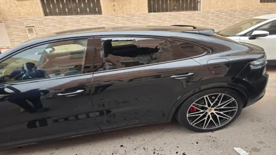 مختل عقلي يهاجم سيارة “بورش” ويصيب صاحبها بجروح خطيرة: أزمة الصحة النفسية تنذر بالخطر في إنزكان