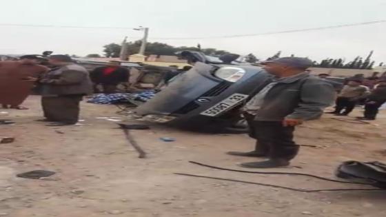 حادث مروري خطير يقتل سيدة ويفصل سيارات عن هياكلها في سيدي بيبي