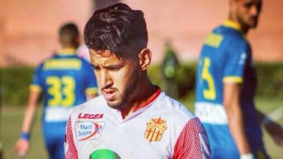 اللاعب عماد الكماوي يعتدي بالضرب على احد الصحفيين بأدرار