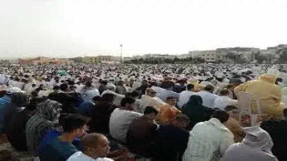 ضعف الصوت بمصلى السعادة بإنزكان يُربك صفوف المصلين في صلاة العيد