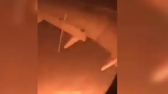 ركاب طائرة عاشو رعبا وهلعا بعد اندلاع النيران بإحدى عجلاتها وهي تستعد للنزول بمطار وجدة