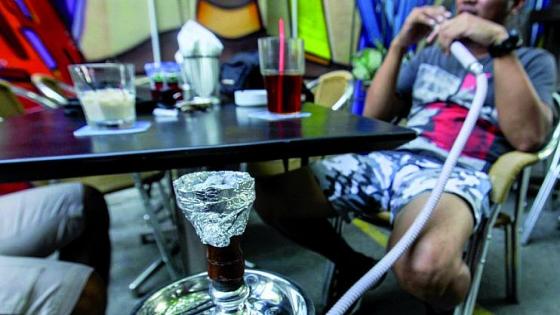 مداهمة امنية لفرقة الأماكن العامة لمقاهي الشيشا تسفر عن حجز ازيد من 130 قنينة