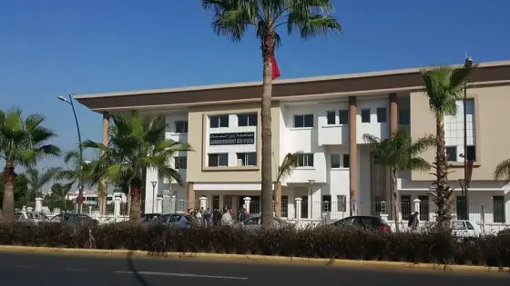 شرطي يؤدي واجبه المهني مع مديرة بنك فكان لها رأي آخر (بلاتي نعيط لرئيس المنطقة)