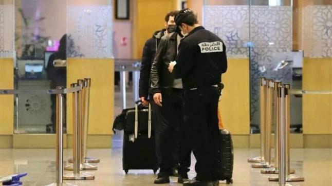 موظف شرطة بمطار المسيرة أكادير يفاجئ راكب بإعادة مبلغ مالي مهم ضاع منه