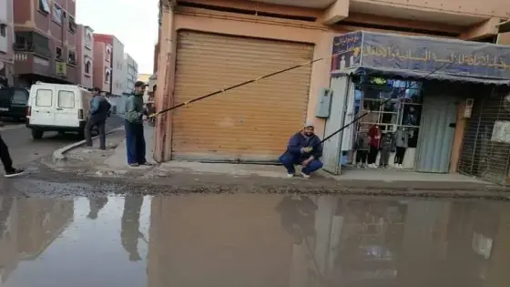 مواطنون يستهزؤون من عودة البرك المائية بمركز سيدي بيبي