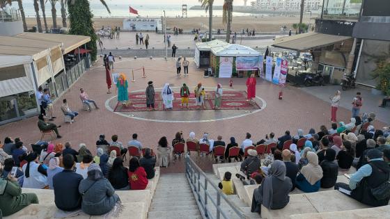 عرض مسرحي مميز بساحة لاكورا بأكادير: «ألف حلقة وحرقة»…صرخة فنية في وجه الواقع الإجتماعي.