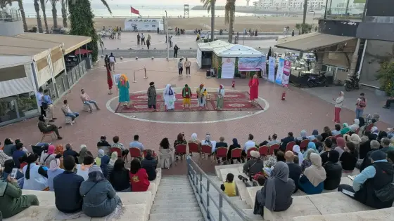 عرض مسرحي مميز بساحة لاكورا بأكادير: «ألف حلقة وحرقة»…صرخة فنية في وجه الواقع الإجتماعي.