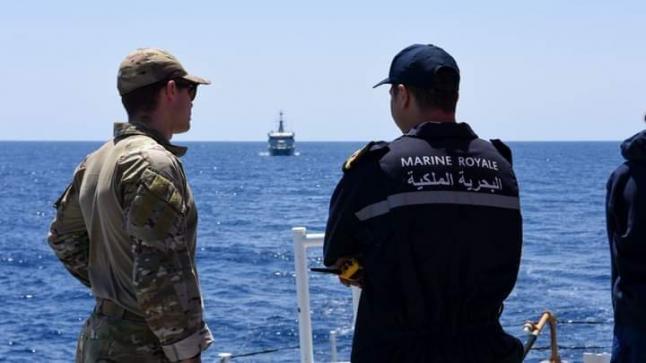 فرقاطة تابعة للبحرية الملكية تعترض سفينة مشتبها فيها بدون وثائق ولا ترفع علما