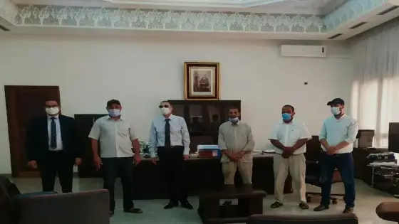 العامل ” خلوق ” يمتص غضب محتجين جراء إنقطاع الماء الشروب في بيوكرى