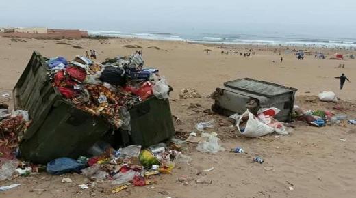 إستياء بعد انتشار القمامة بشاطىء سيدي وساي في آشتوكة