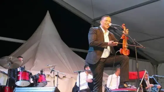 الفنان عزيز الزويني إبن أكادير ..بعد نجاحات كبيرة يصدر أغنية ” يا طوير الحمام لا تكون قاسي”