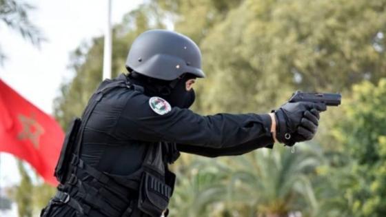 العيون.. مقدم شرطة يضطر لاستعمال سلاحه الوظيفي لتوقيف سائق سيارة عرض حياة المواطنين وعناصر الشرطة للخطر (بلاغ DGSN)