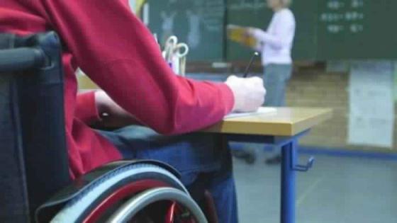 اسرة تلميذ من ذوي الاحتياجات الخاصة تتهم استاذته بالاعتداء عليه